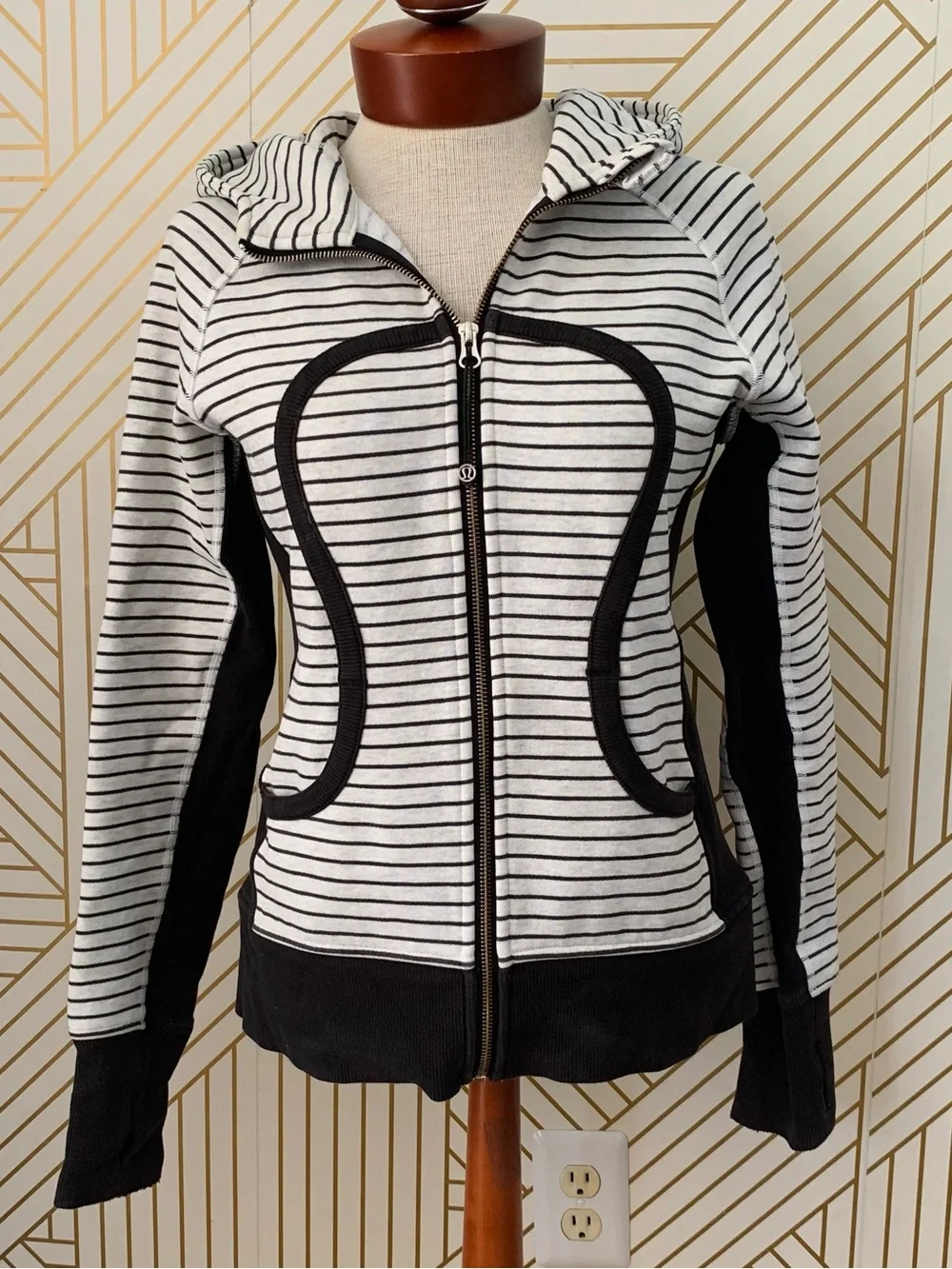 Lululemon Scuba Striped Full Zip Up Hoodie logo front Black & white Size 6